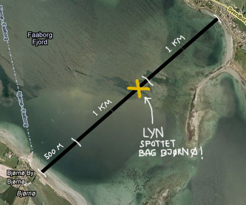 lyn På hjemturen spottede jeg et lyn i det fjerne bag Bjørnø. Der var dog ingen torden at høre og skyfrit over vores hoveder, men eftersom vi havde lidt over 1 km ind til kysten, begyndte jeg at ro som bare fanden. Det sidste sted man skal være under et tordenvejr er midt ude i Faaborg Fjord! Vi nåede sikkert i land. Det var noget af et adrenalin kick skulle jeg lige hilse og sige!